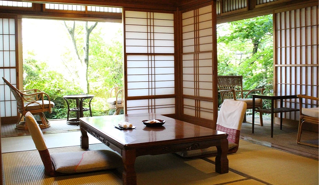 日式榻榻米客房內設有矮桌與坐墊,拉門外連接庭園與露台,環境典雅寧靜